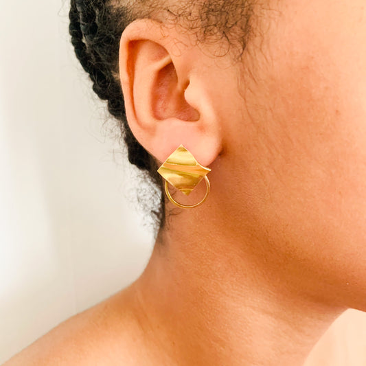 Boucles d'oreilles à clous géométriques en or faites à la main Kaso